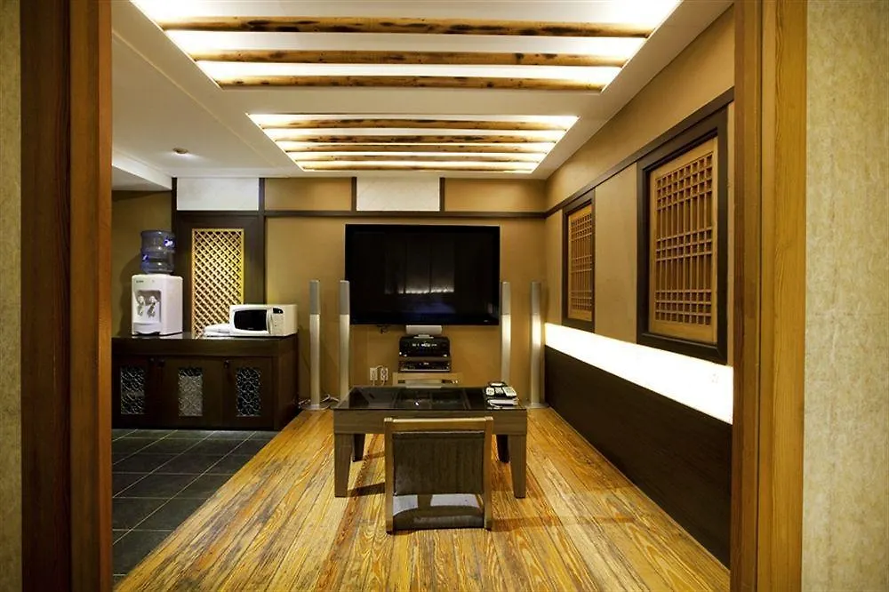 Film 37.2 Hotel Seoul 3*,
